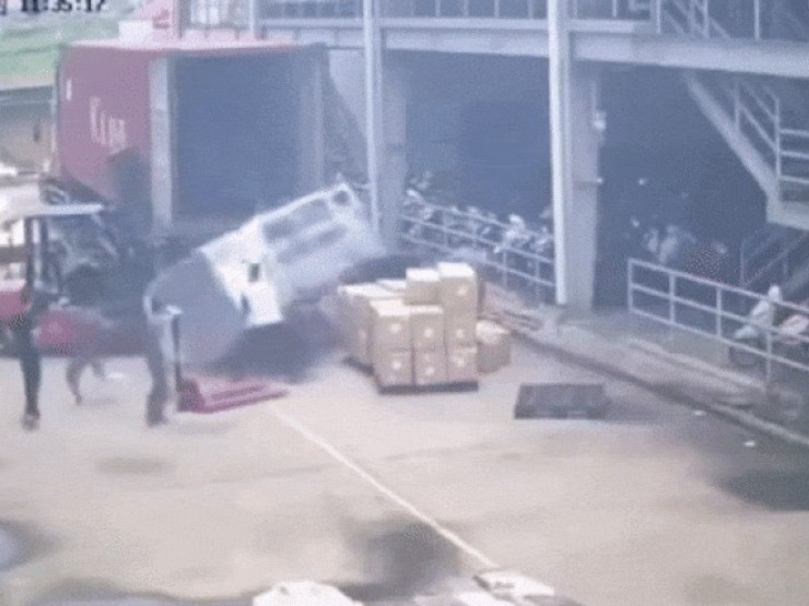 VIDEO: Kiện hàng từ trên xe container rơi xuống đè 2 người thương vong