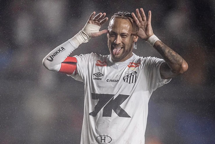 Neymar tái xuất ghi bàn và kiến tạo, trận đấu hỗn loạn vì CĐV tràn xuống sân