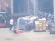 VIDEO: Kiện hàng từ trên xe container rơi xuống đè 2 người thương vong