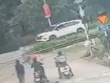 Clip: Nam thanh niên cứu cháu bé thoát chết trong tích tắc khi tàu hỏa lao đến