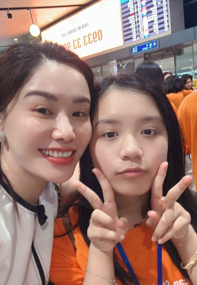 Nữ MC nổi tiếng &#39;đau tim&#39; vì con gái 14 tuổi gặp sự cố ở trại hè - 1