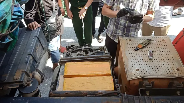 Các đối tượng cài cắm, giấu lậu các thỏi kim loại có giá trị cao vào các vị trí khó kiểm tra như bình ắc quy, bầu lọc gió, ghế ngồi trên các xe đầu kéo từ Trung Quốc vào Việt Nam qua cửa khẩu quốc tế số II Kim Thành.