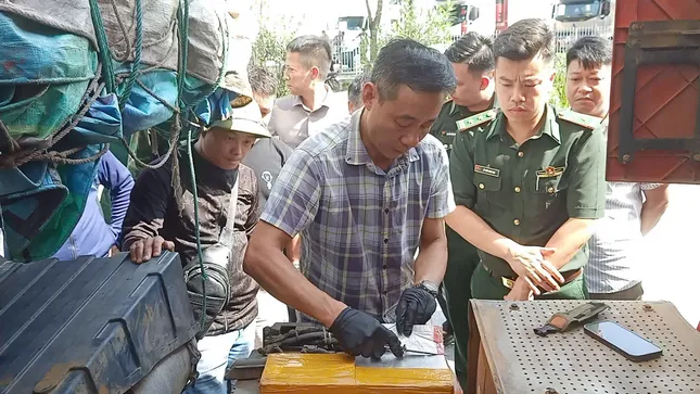 Triệt phá đường dây vận chuyển hơn 2,3 tạ bạc tinh khiết qua biên giới - 2