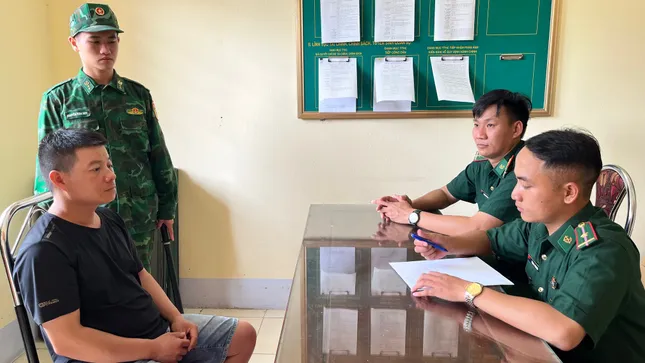 Lực lượng Bộ đội biên phòng lấy lời khai đối tượng.