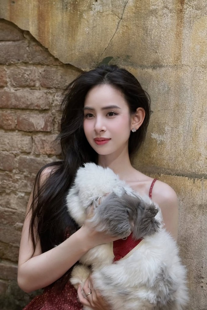 Nhiều khán giả nhận xét người mẫu Hương Liên có gương mặt đẹp không tì vết khi cô khoe ảnh dạo phố, ngồi quán vỉa hè cùng thú cưng.