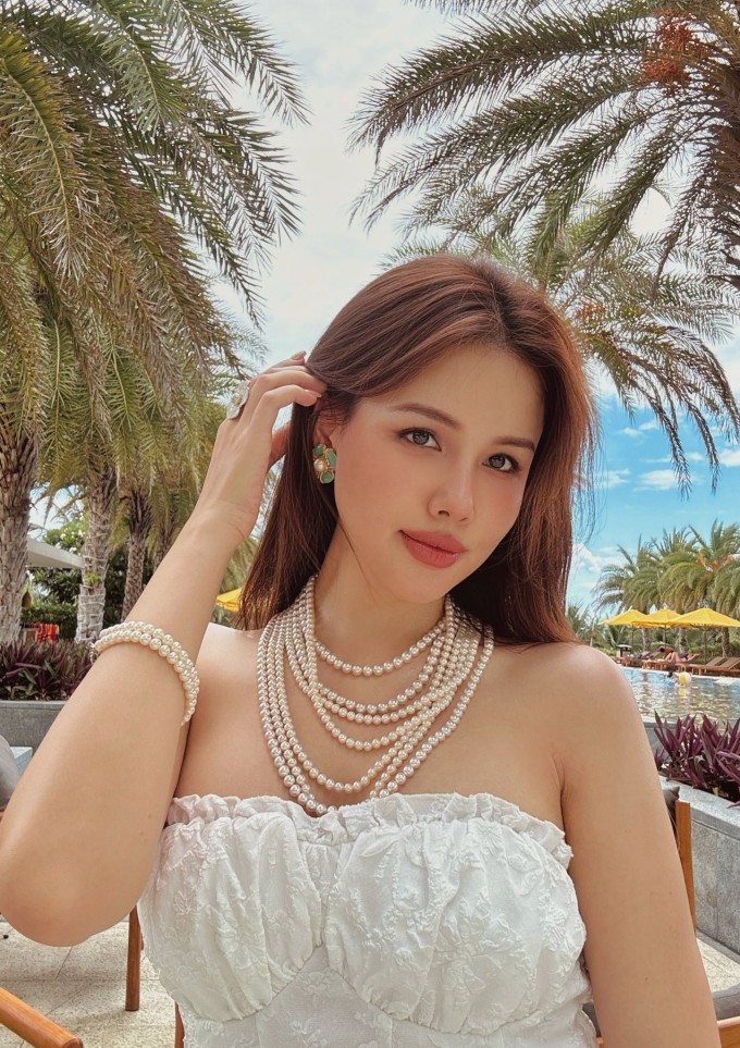 Nàng dâu hào môn Phanh Lee 'phủ' trang sức ngọc trai trong chuyến nghỉ dưỡng ở biển.