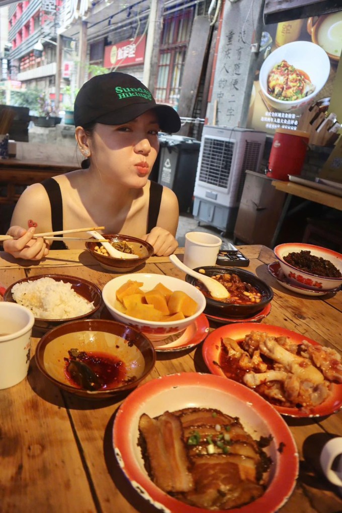 Phương Linh mê đắm ẩm thực, ăn uống thả phanh khi du lịch Trung Quốc.