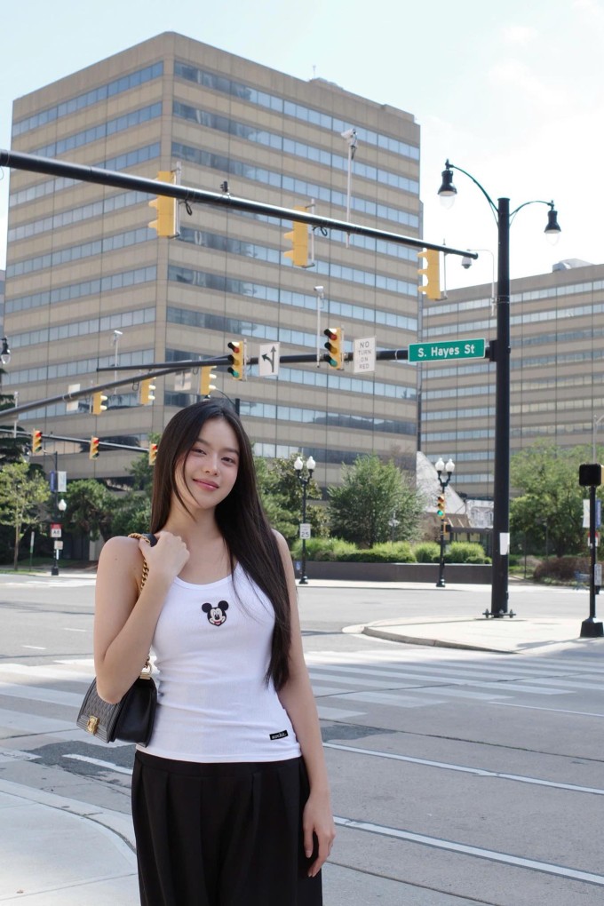 Hoa hậu Thanh Thủy thả dáng trên đường phố Washington D.C với túi Boy Chanel trị giá gần 200 triệu đồng phối cùng trang phục bình dân.