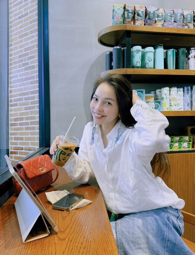 Hiền Thục được người hâm mộ khen trẻ như đôi mươi khi diện sơ mi trắng xuống phố.