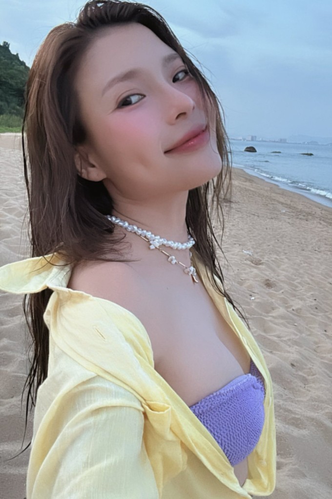 Thúy Diễm khoe vẻ sexy khi dạo biển Đà Nẵng.