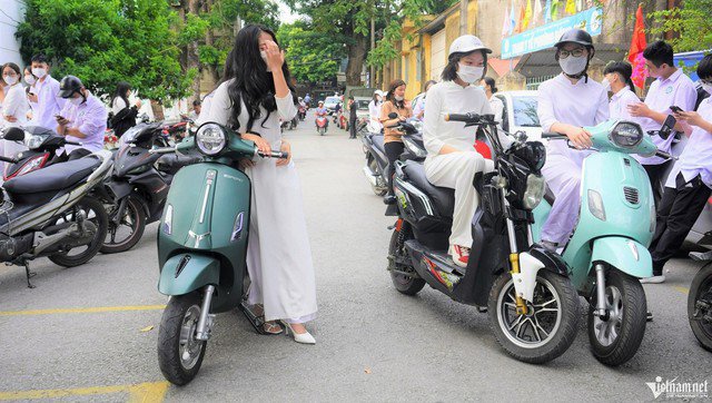 Theo quy định, độ tuổi thấp nhất được chạy xe máy 50cc là đủ 16 tuổi trở lên. Ảnh minh họa: Lê Dương