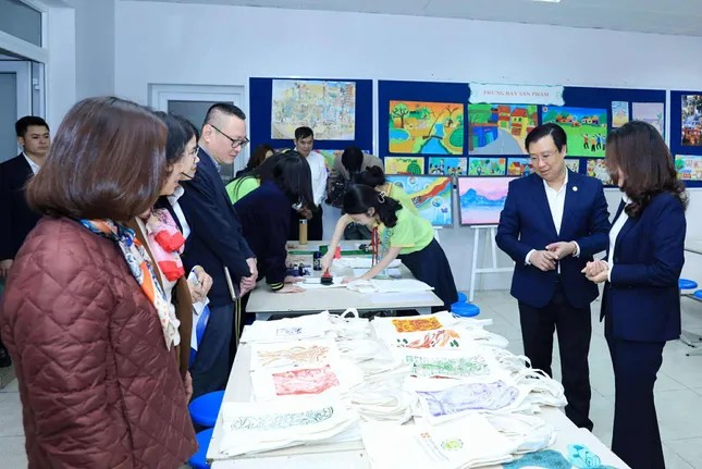 Đoàn giám sát kiểm tra cơ sở vật chất của trường chất lượng cao tại Hà Nội