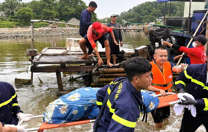 Thi thể bé trai mất tích khi tắm biển Sầm Sơn được lực lượng Cảnh sát PCCC và CNCH Công an tỉnh Thanh Hóa đã tiếp nhận, ban giao cho gia đình