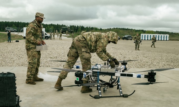 Binh sĩ Mỹ thay pin cho drone trong buổi huấn luyện ở Pabrade, Litva ngày 15/5. Ảnh: US Army