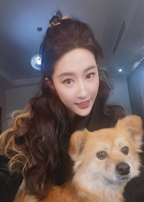"Tiểu Long Nữ" dành nhiều thời gian rảnh rỗi cho thú cưng. Ảnh: Weibo Lưu Diệc Phi.
