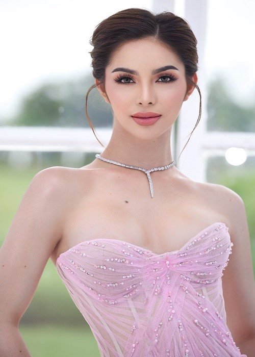 Mỹ nhân chuyển giới xinh đẹp như búp bê sống. Ảnh: FB Kirk.