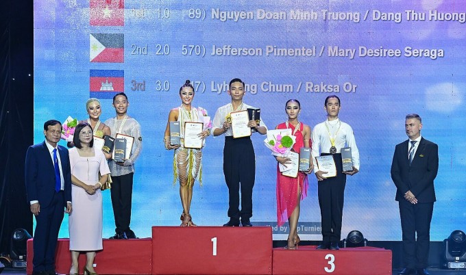 Phan Hiển - Thu Hương nhận huy chương vàng ở nội dung năm điệu toàn năng Latin, điệu đơn Paso Doble, điệu đơn Samba ở nội dung vô địch Đông Nam Á. Ảnh: Ban tổ chức cung cấp