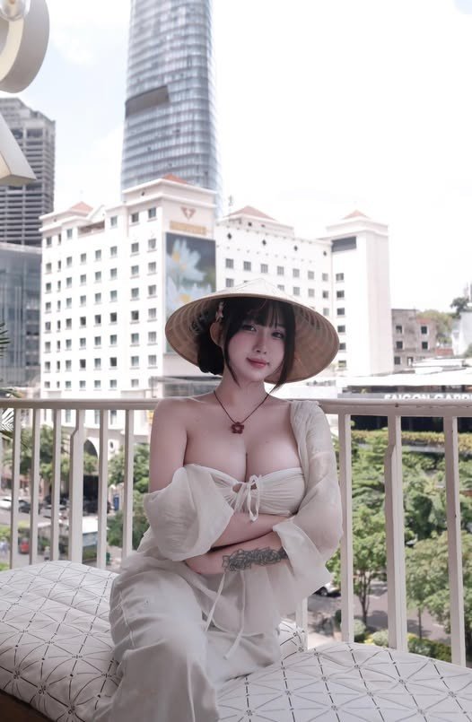 Đáng chú ý, có fan nam còn cho rằng, xinh đẹp như cô, không chỉ 1600 anh chàng mà phải 16.000 nguyện dành cảm tình.