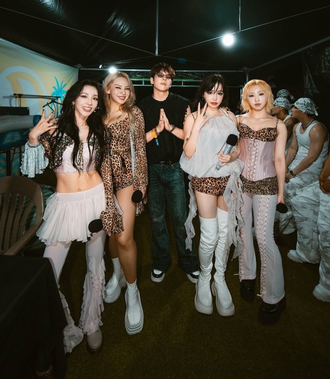 Hậu trường buổi diễn tại Waterbomb Seoul 2025, 2NE1 chụp cùng DJ Raiden. Ảnh: X