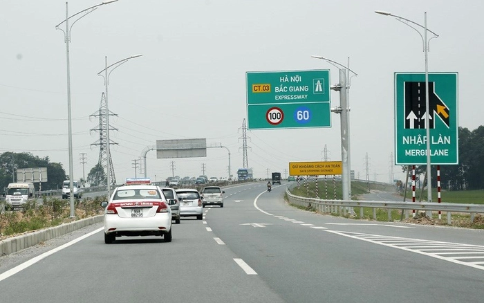 Các biển báo tốc độ chuẩn giúp người dân lưu thông an toàn hơn.