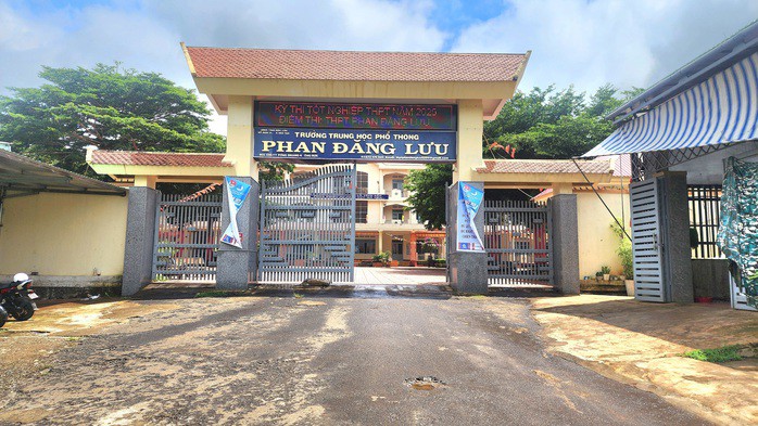 Trường THTP Phan Đăng Lưu nơi phụ huynh "tố" thầy giáo dạy thêm môn võ và thu tiền không đúng quy định