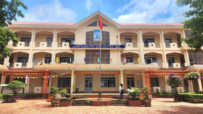 Hiệu trưởng thừa nhận các thầy giáo dạy thêm trong trường nhưng nhà trường không chỉ đạo, hay thu lợi gì