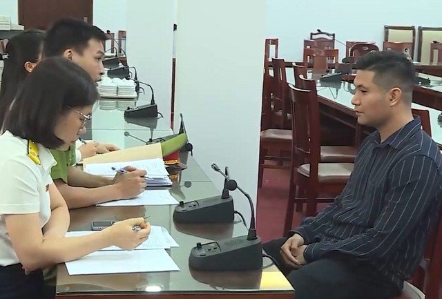Cơ quan chức năng làm việc với Đoàn Mạnh Hòa. Ảnh: Công an Hà Nội.