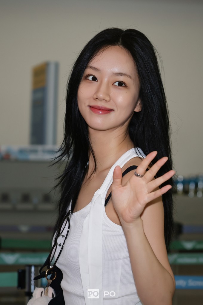 Lee Hyeri ở sân bay ngày 11/7. Ảnh: Weibo/Hyeri POPO