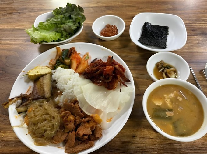 Một trong ba đĩa thức ăn nữ khách hàng ăn trong cửa hàng buffet. Ảnh: Koreatimes