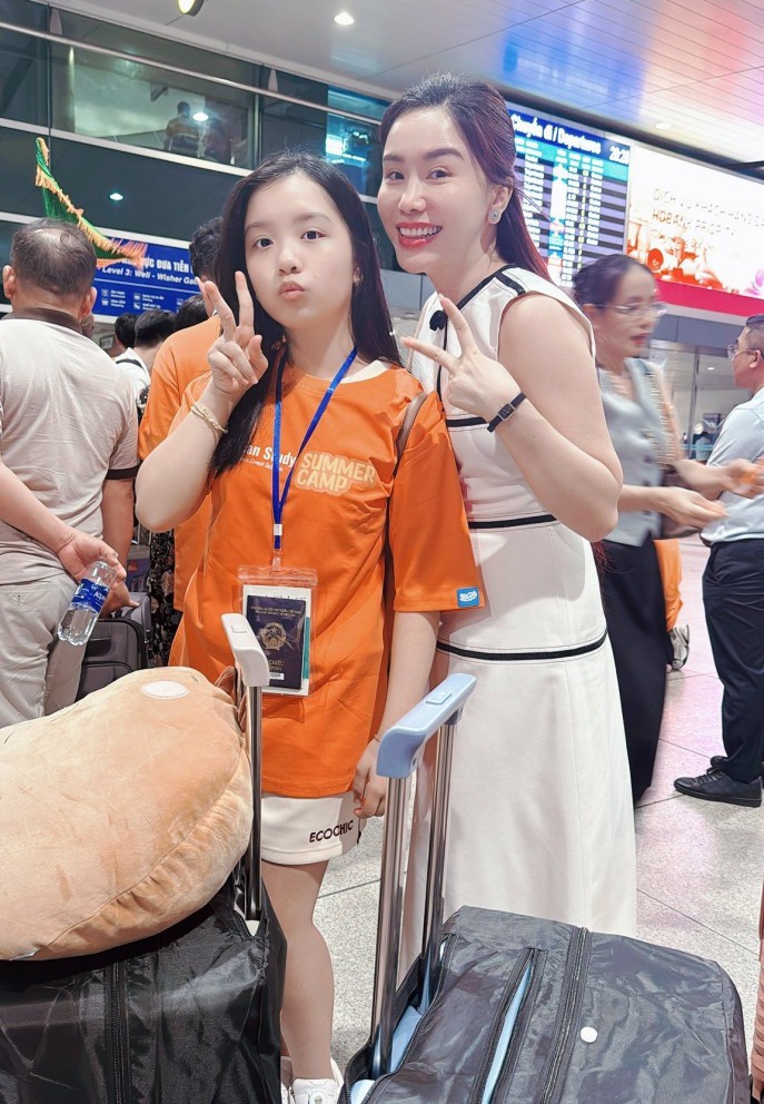 MC Anh Thơ để con gái 1 mình tham gia trại hè ở Mỹ.&nbsp;