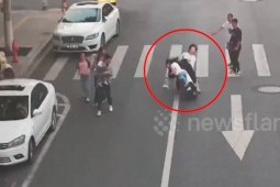 Clip: Dán mắt vào điện thoại, nam thanh niên tông người phụ nữ bay lên xe