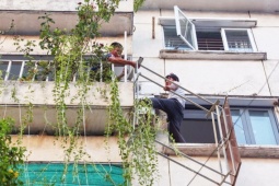 Hàng loạt hộ dân dỡ 'chuồng cọp' ở cư xá sau vụ cháy làm 8 người chết