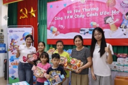 FAW Việt Nam lần đầu đến với Làng trẻ em SOS Hà Nội: Trao yêu thương, nhận nụ cười