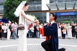 Màn cầu hôn gây sốt của nam sinh ngay trong ngày tốt nghiệp đại học
