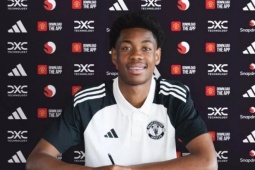 Đánh bại PSG và Chelsea, MU công bố tân binh thứ ba