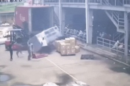 VIDEO: Kiện hàng từ trên xe container rơi xuống đè 2 người thương vong