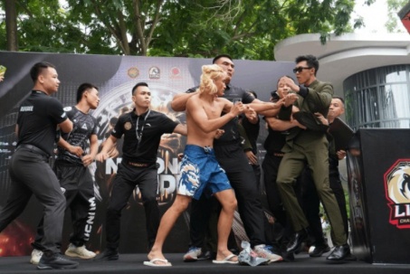 Võ sĩ Trung Quốc ngông nghênh, bị tay đấm Việt Nam dằn mặt gây xôn xao