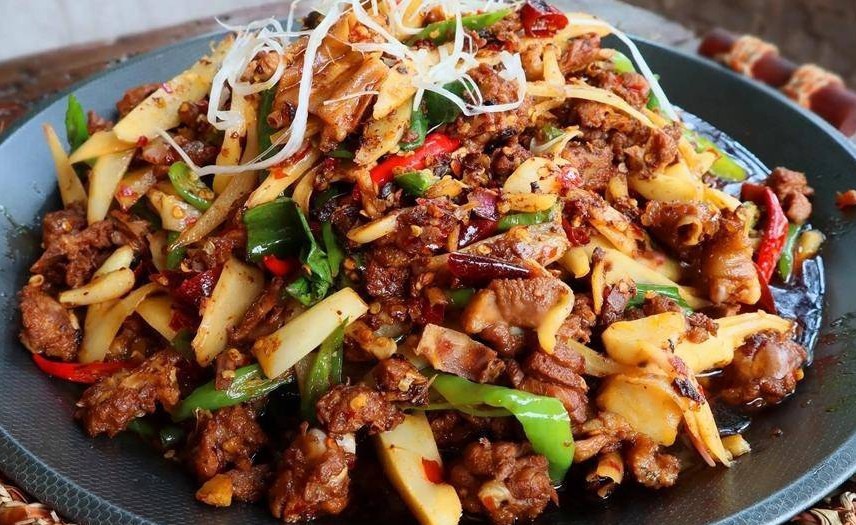 Món vịt xào gừng này làm mồi nhâu cũng rất phù hợp.