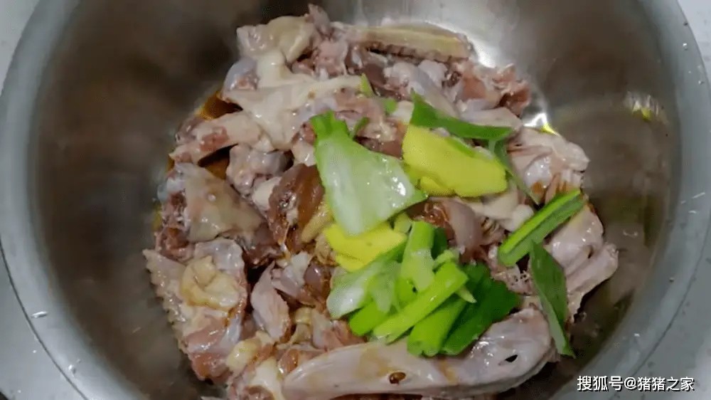 Chọn vịt non, chặt miếng vừa ăn. Ướp với muối và rượu nấu ăn trong 10 phút, sau đó rửa sạch. Ướp thịt&nbsp;với nước tương, muối, tiêu, rượu, gừng và hành đập dập,&nbsp;trộn đều để thịt ngấm gia vị và khử mùi tanh.