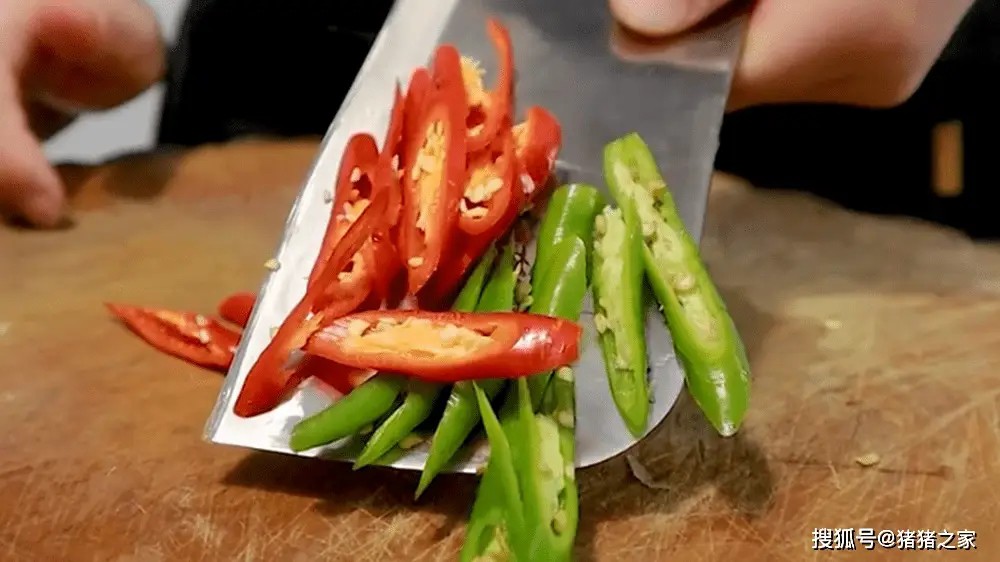 Chuẩn bị các nguyên liệu và gia vị để sẵn.