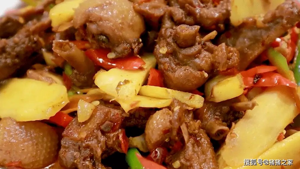 Nêm nếm với nước tương, đường, mì chính. Cuối cùng, tắt bếp, thêm một ít giấm&nbsp;và dầu tiêu&nbsp;để dậy mùi rồi cho ra đĩa.