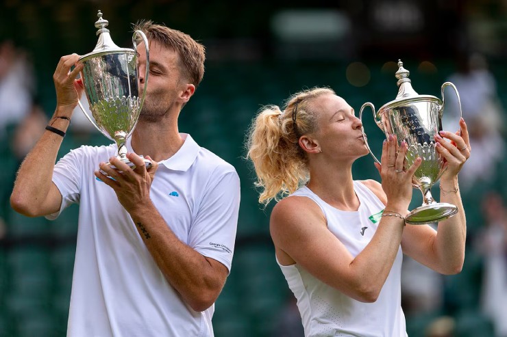 Sem Verbeek và Katerina Siniakova cùng nhau lấy cúp vô địch đầu tiên ở Wimbledon 2025