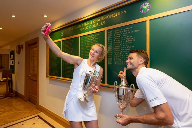Verbeek (bên phải) vui mừng khi lần đầu được khắc tên vào "bảng vàng" các nhà vô địch Wimbledon
