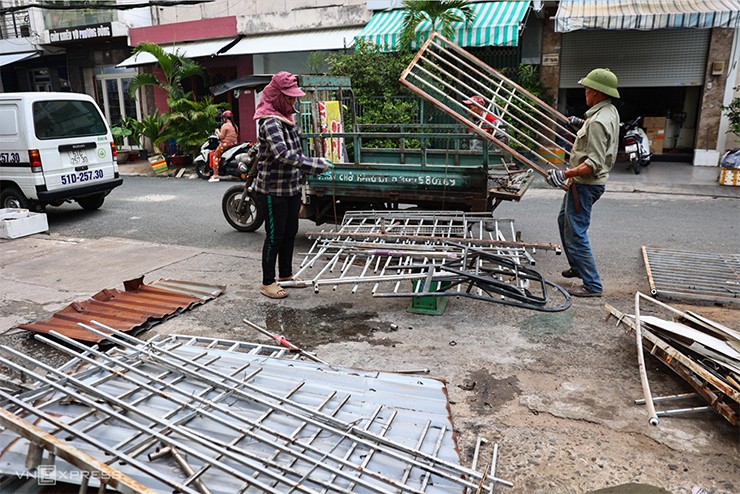Hàng loạt hộ dân dỡ 'chuồng cọp' ở cư xá sau vụ cháy làm 8 người chết - 9