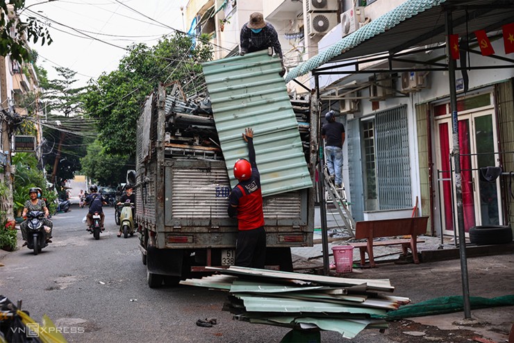 Hàng loạt hộ dân dỡ 'chuồng cọp' ở cư xá sau vụ cháy làm 8 người chết - 10