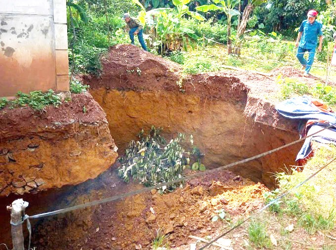 Hố sụt ăn sâu vào móng nhà 1,5 m ở xã Mường Hoa. Ảnh: Công an xã Mường Hoa