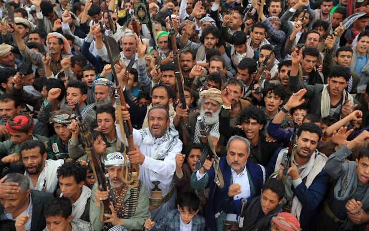 Người Yemen ở thủ đô Sanaa tuần hành ủng hộ lực lượng Houthi, bày tỏ sự phản đối Mỹ. Ảnh: AFP.