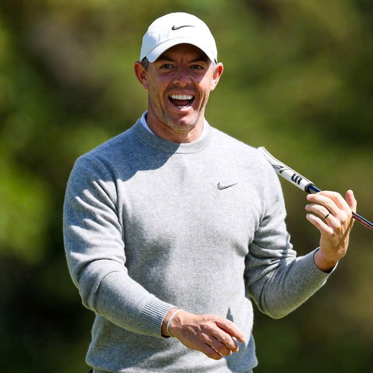 
Golfer số 2, số 3 thế giới Rory McIlroy, Xander Schauffele là những người xuất phát sau và đấu cùng nhóm cũng đã gặp rất nhiều khó khăn. Cả 2 cùng kết thúc ngày thi đấu với 68 gậy (-2) xếp đồng hạng 33. Trong đó, siêu sao người Bắc Ai Len, Rory McIlroy đã có chuỗi 3 điểm birdie liên tiếp tại 3 hố đấu cuối cùng ấn tượng để níu kéo hy vọng cho vòng đấu tiếp theo.