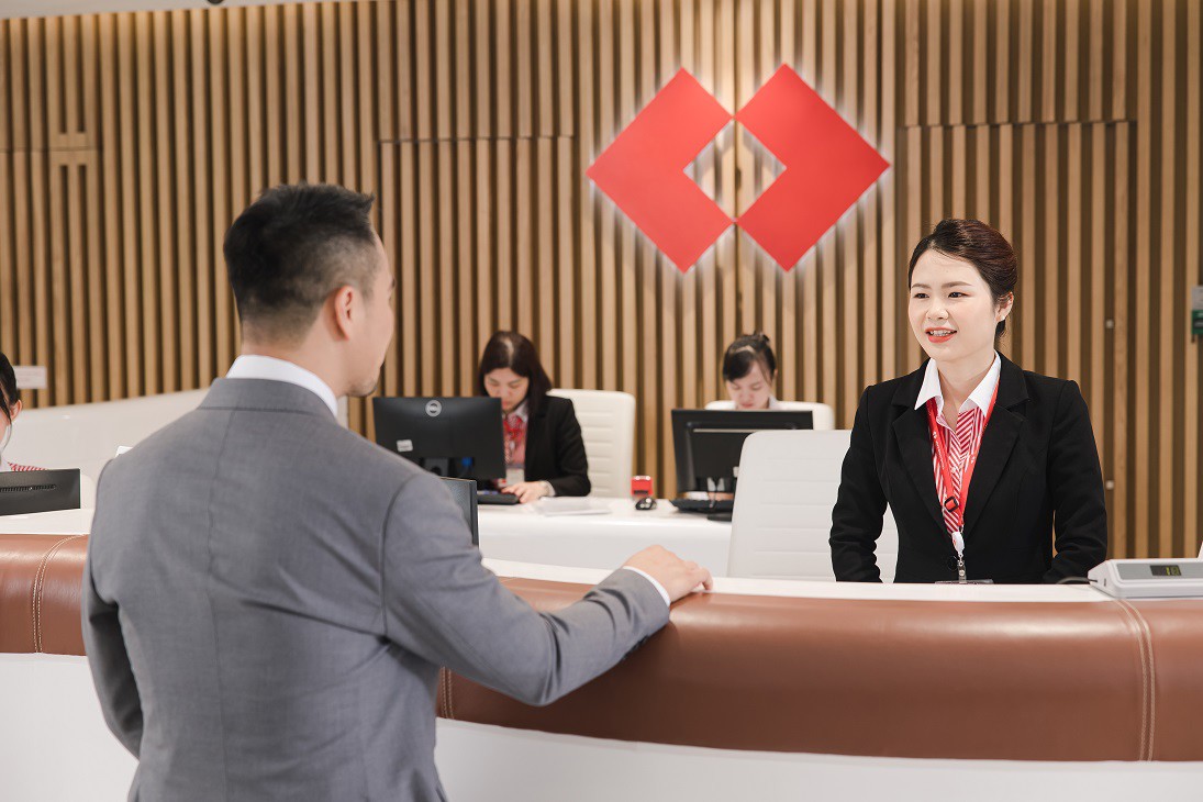 Ngân hàng tăng lãi tiết kiệm trở lại để cạnh tranh với kênh đầu tư là chứng khoán và vàng