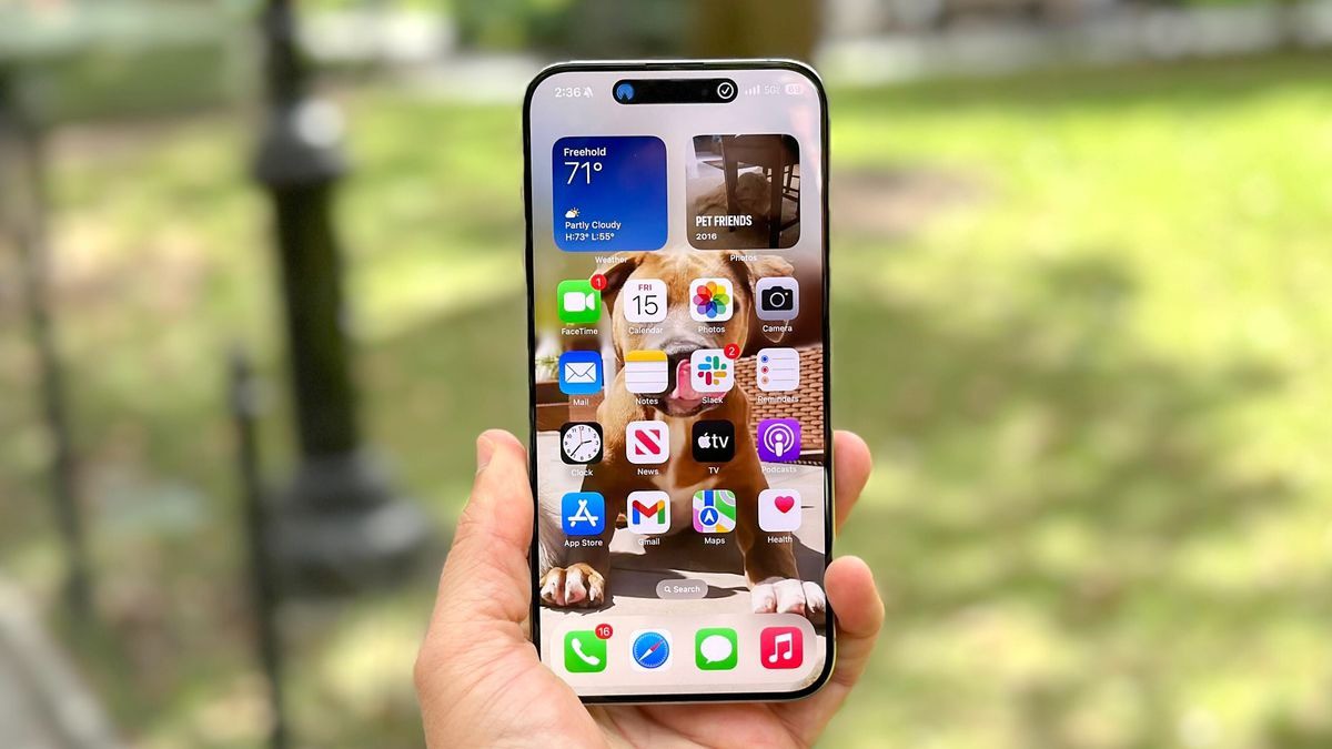 Màn hình 6,7 inch Super Retina XDR OLED trên iPhone 15 Pro Max.
